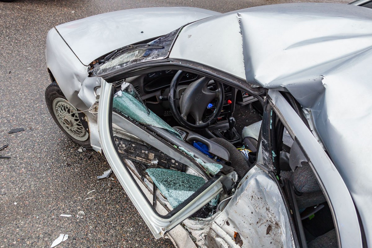 Вследствие удара кузов Kia сильно деформирован