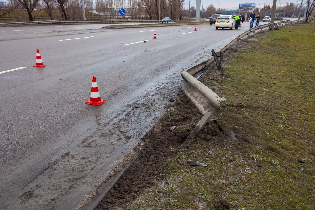 Место ДТП оградили конусами Место ДТП оградили конусами
