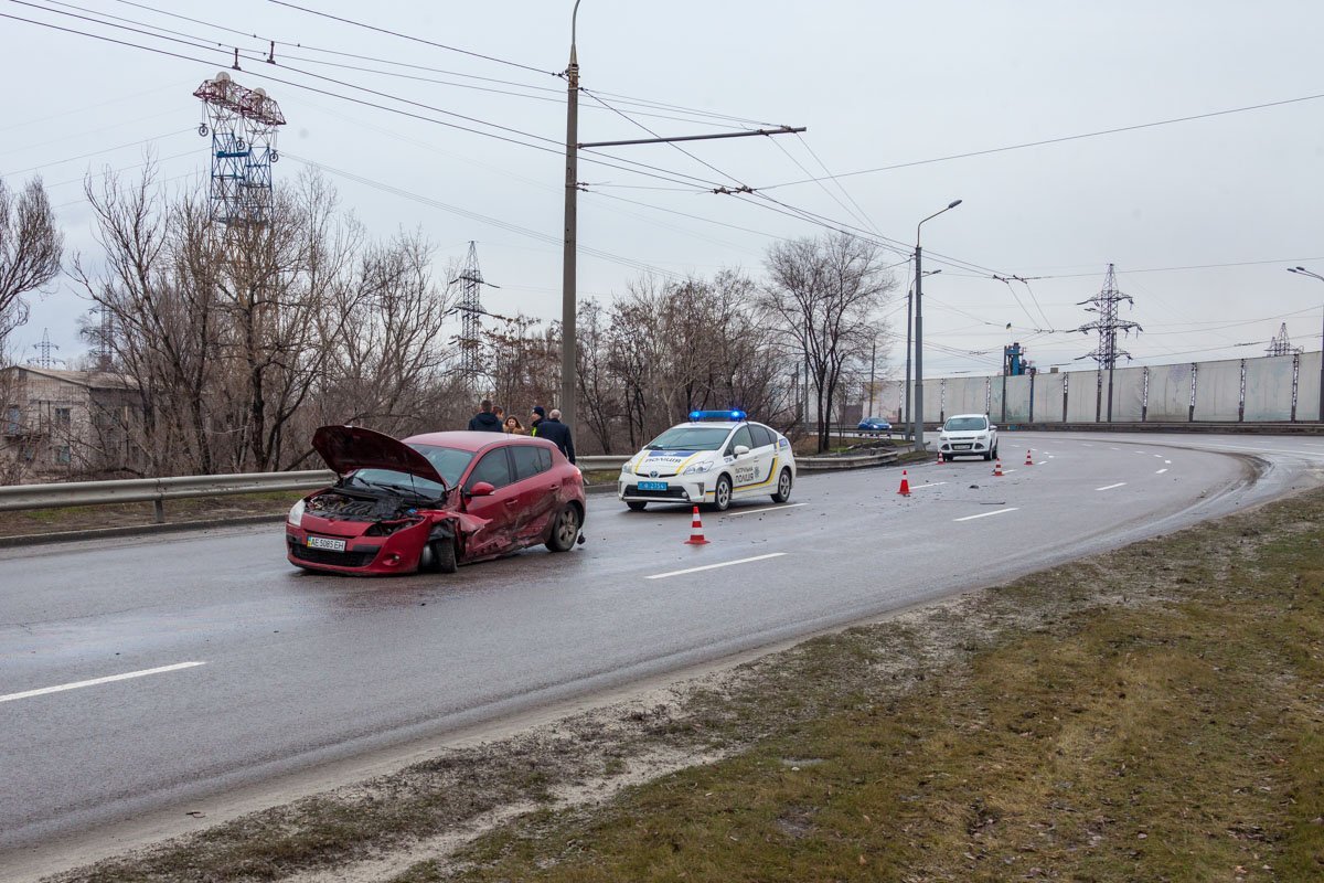 На Набережной Заводской автомобиль врезался в отбойник: в машине находился ребенок 4