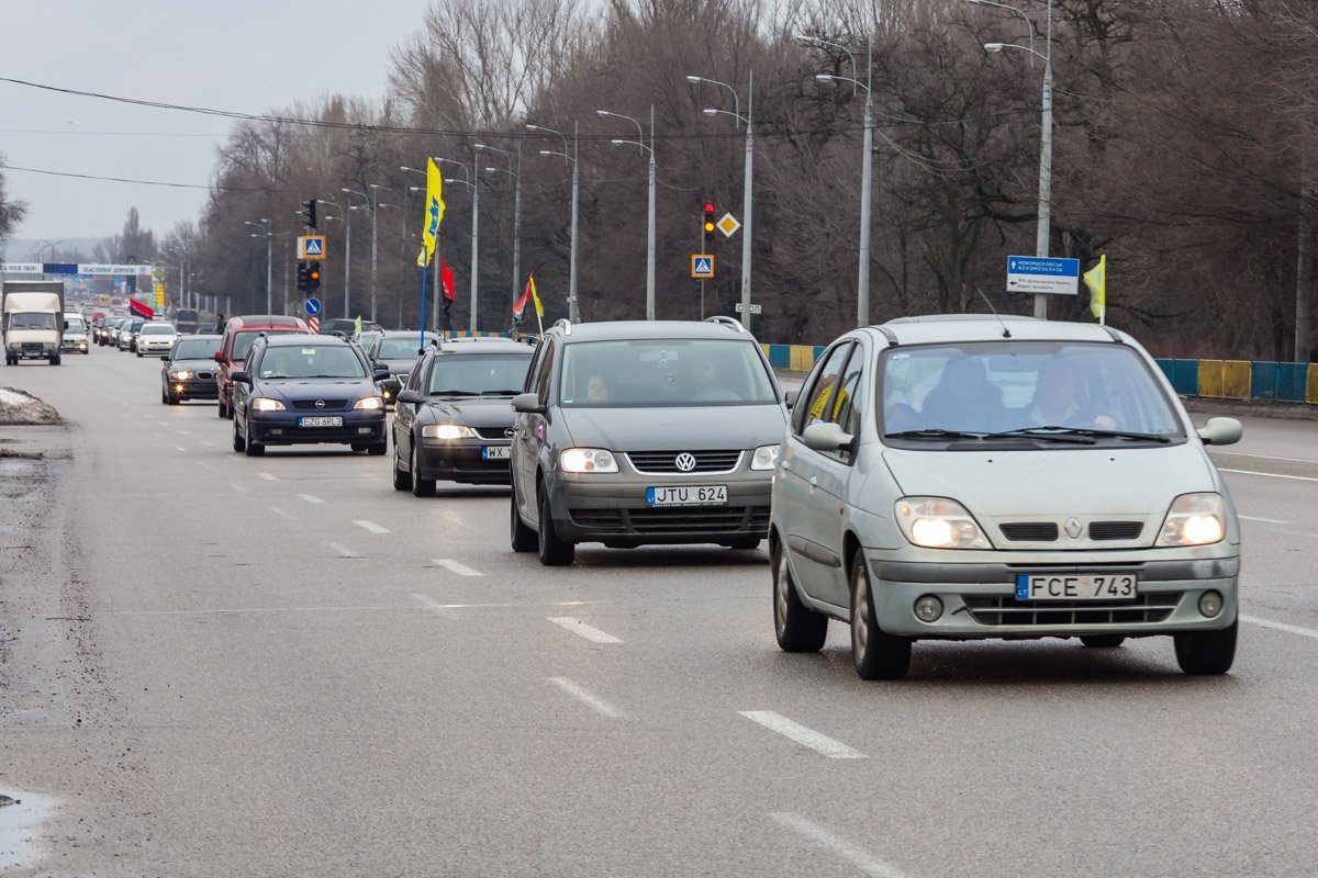 Несколько сотен автомобилей, сигналя, проехали с государственными флагами и знаменами украинских националистов