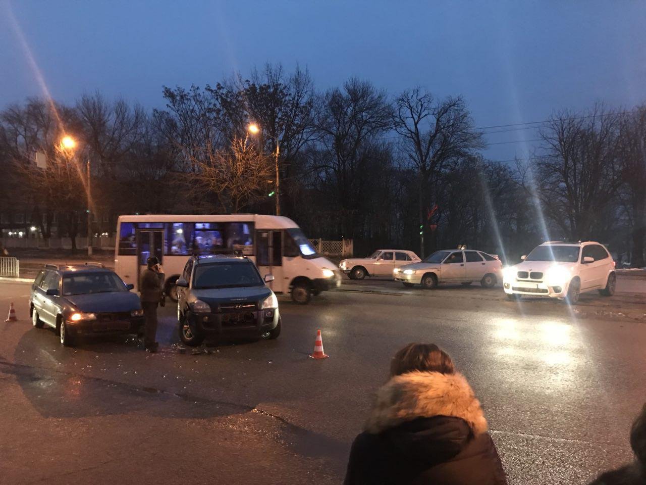 Автомобили столкнулись на перекрестке проспекта Богдана Хмельницкого и улицы Леонида Стромцова Автомобили столкнулись на перекрестке проспекта Богдана Хмельницкого и улицы Леонида Стромцова