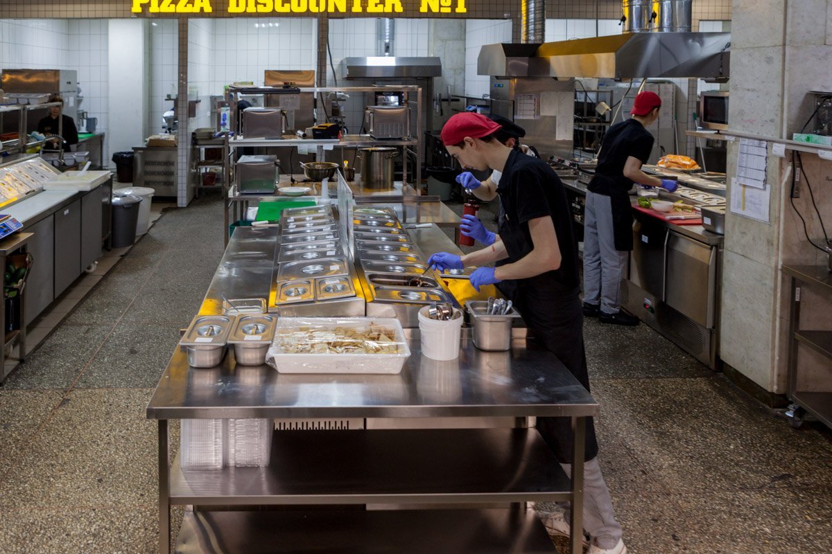 В пиццерии открытая кухня В пиццерии открытая кухня