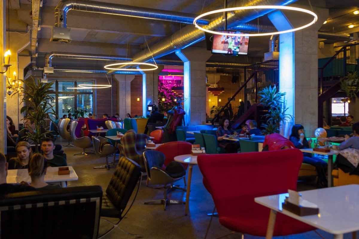 Заведение имеет несколько залов Заведение имеет несколько залов