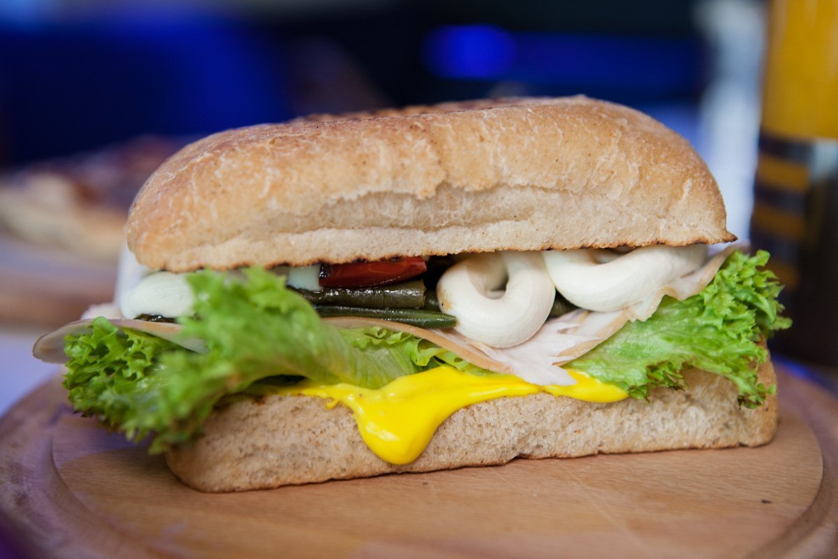 Сэндвич с курицей и самыми разнообразными соусами Сэндвич с курицей и самыми разнообразными соусами