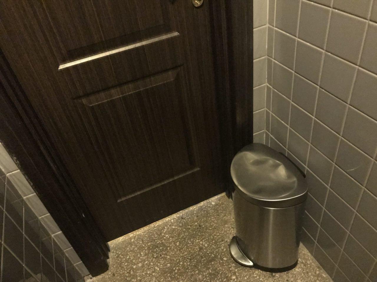 В уборных урны переставили к двери В уборных урны переставили к двери