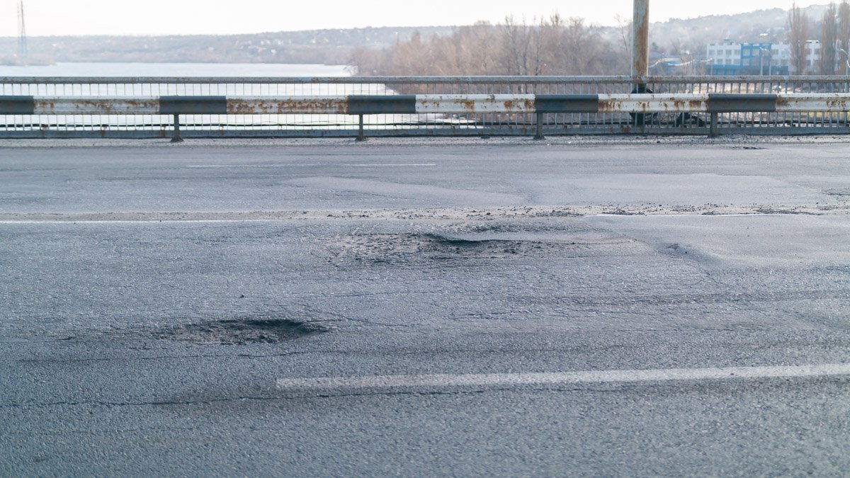 Периодически на Южном мосту встречаются выбоины и ямы Периодически на Южном мосту встречаются выбоины и ямы