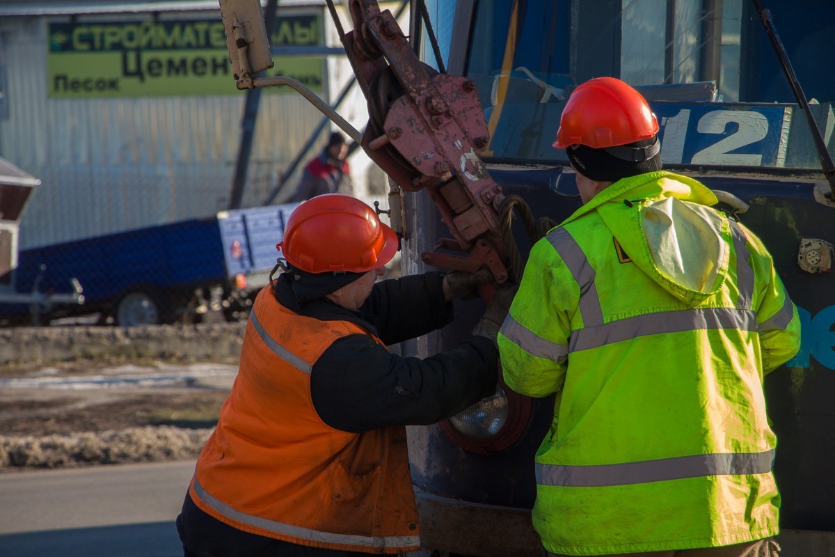 Трамвай уже убирают с рельсов