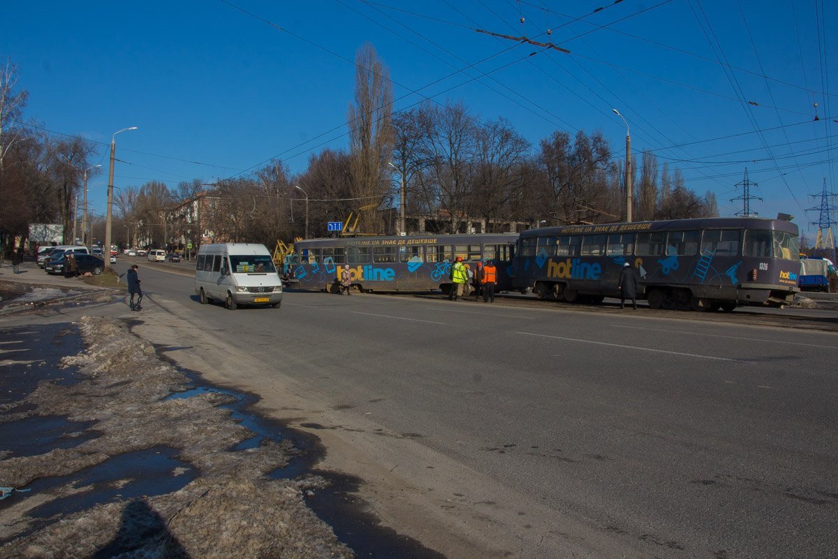 Трамвай перегородил рельсы