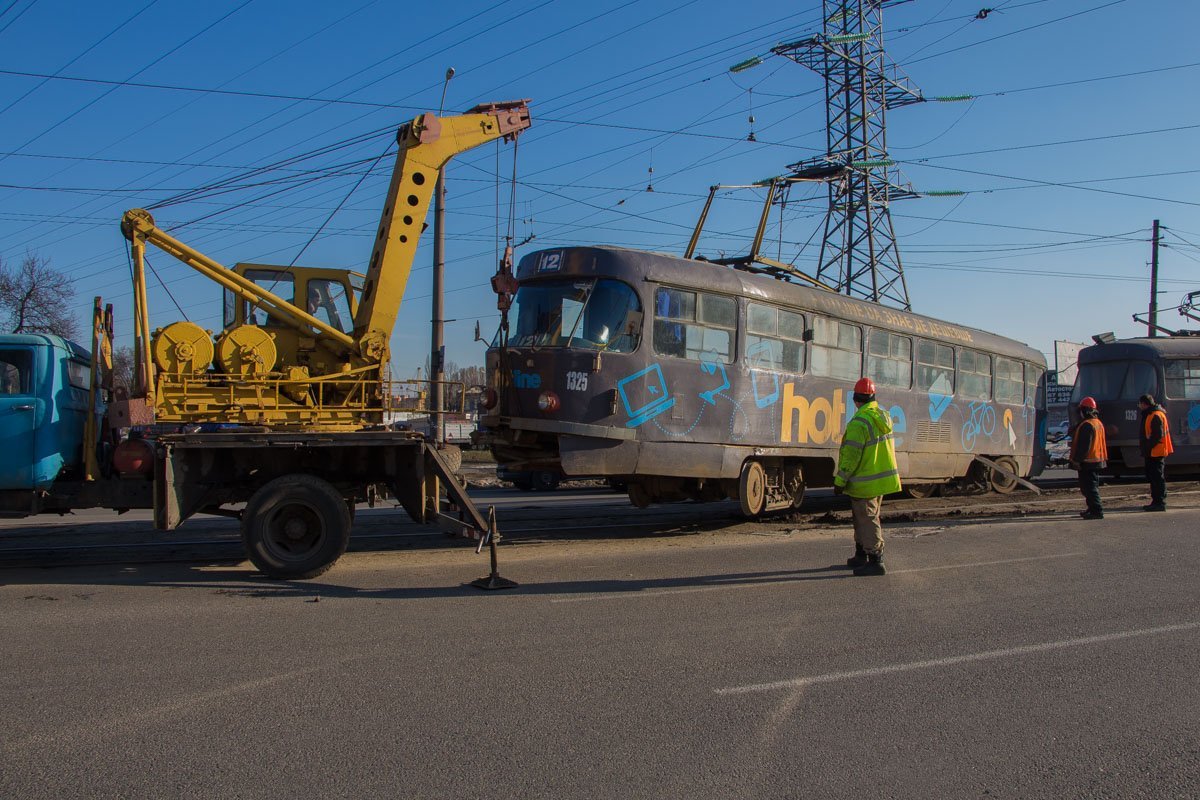 Вагоны убирают краном