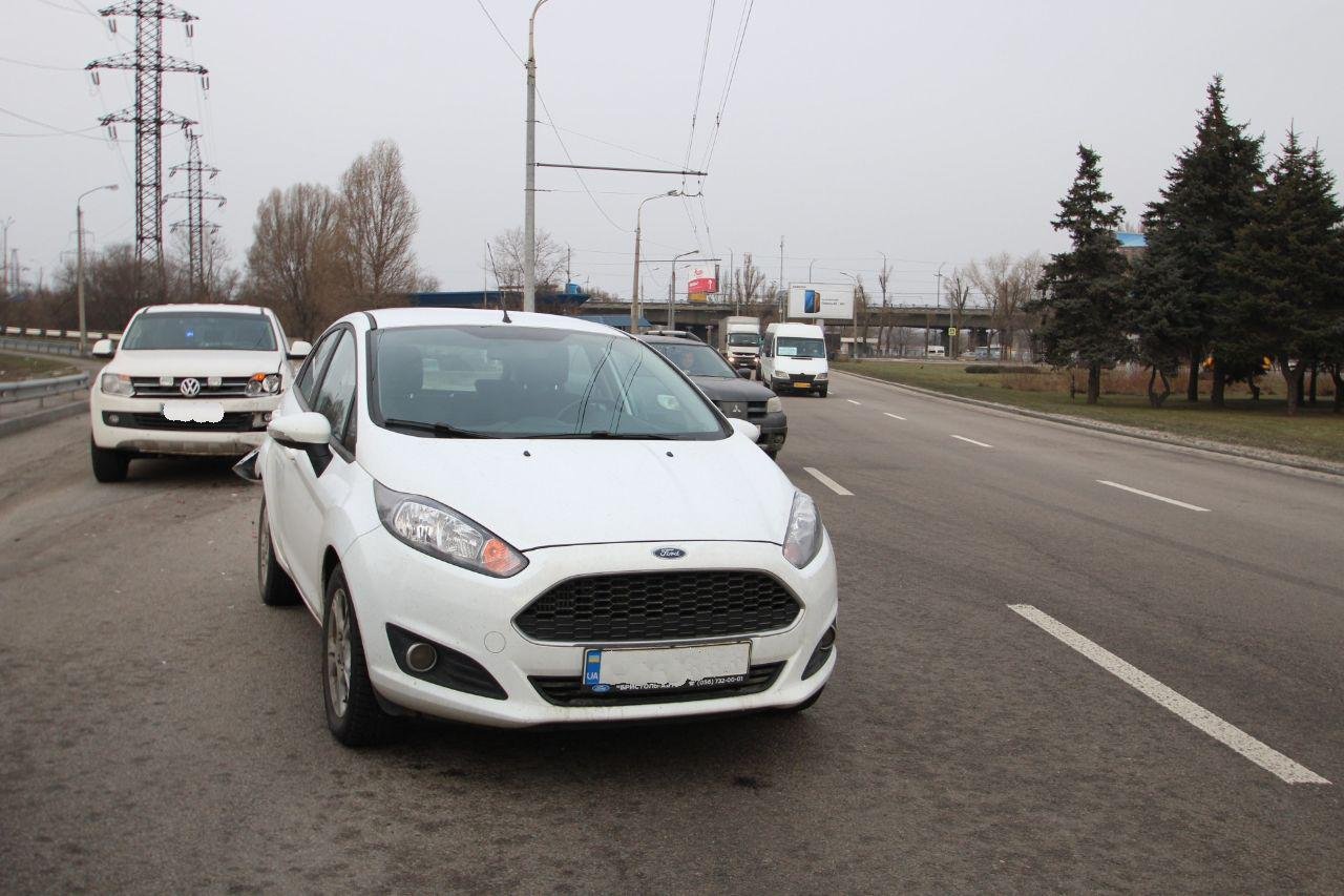 Автомобили столкнулись на съезде с Кайдакского моста