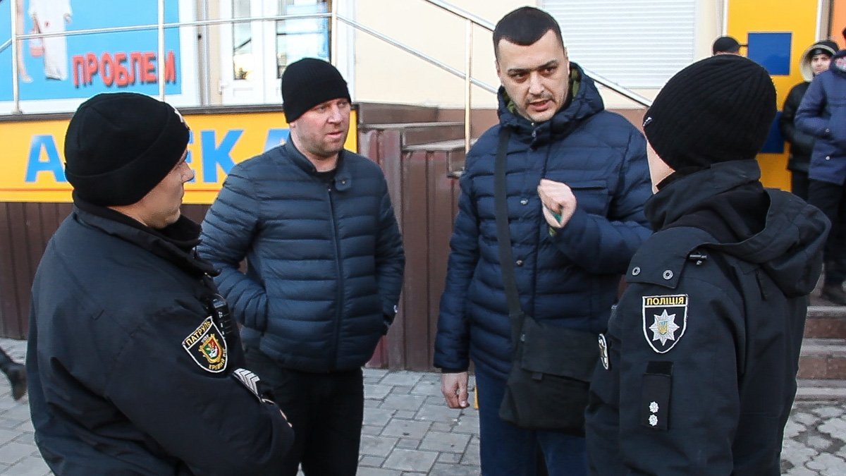 Активисты общаются с полицией Активисты общаются с полицией