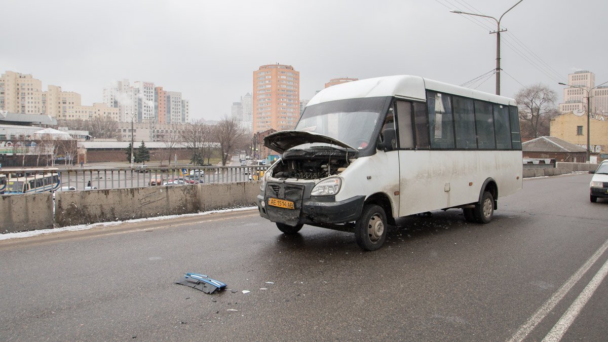 На въезде на мост образовалась пробка