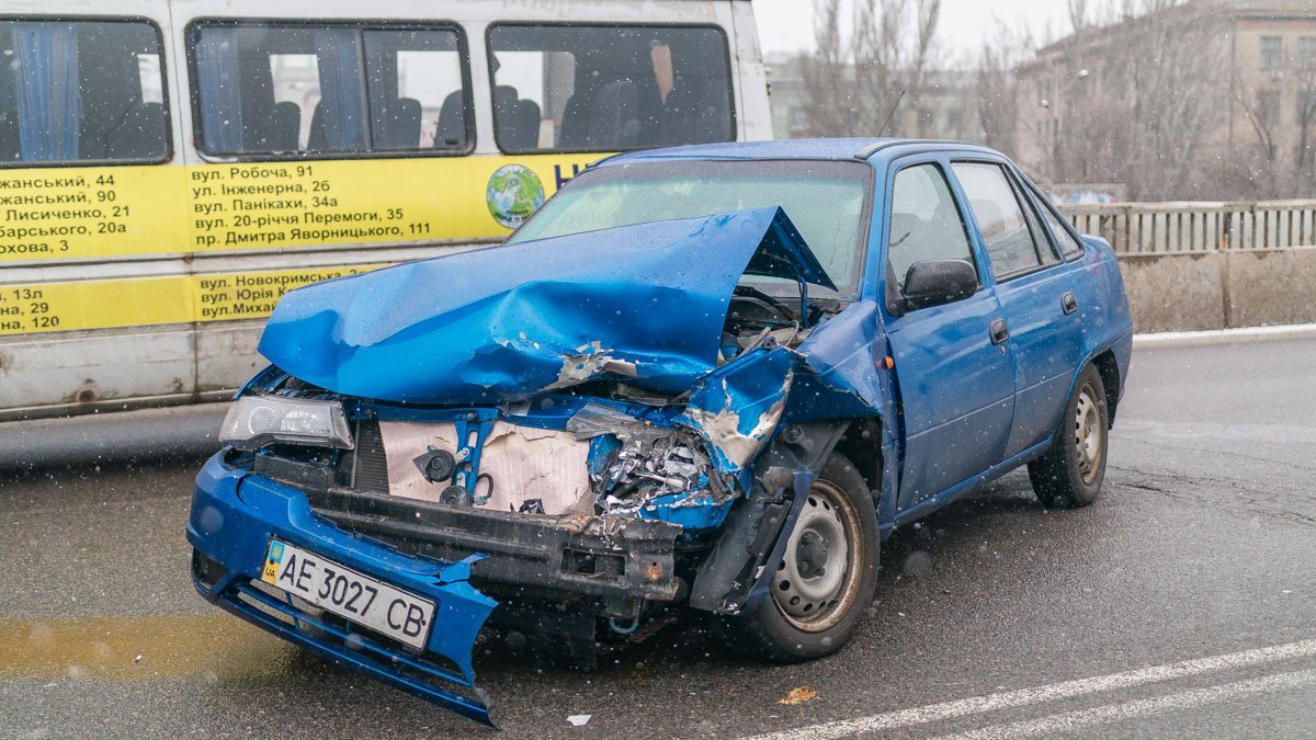 Авария, по мнению водителя маршрутки, произошла из-за скользкой дороги
