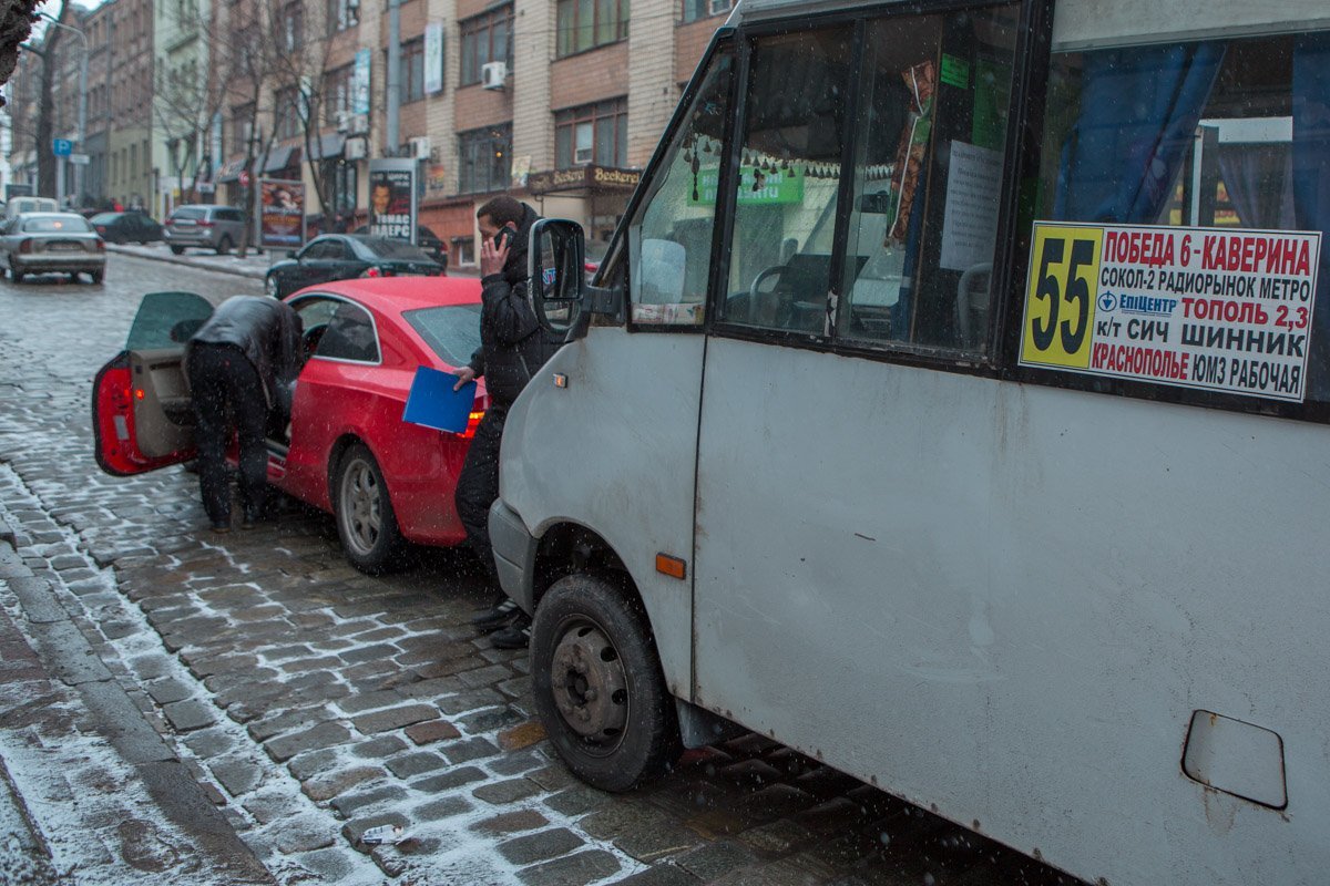 Из-за аварии проезд по улице затруднен