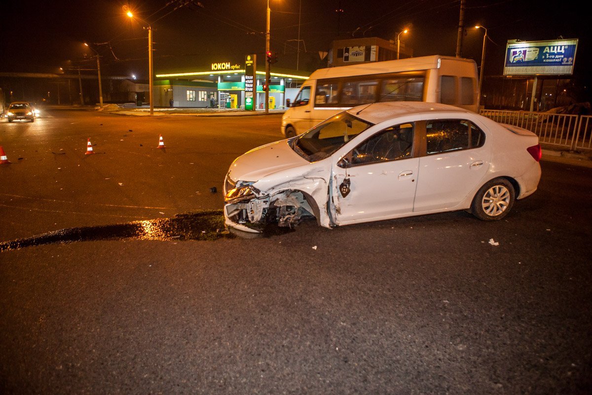 На перекрестке улиц Калиновой и Янтарной автомобиль Lada протаранил Renault