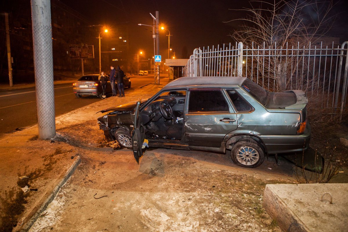 От удара Lada развернуло и вынесло на тротуар