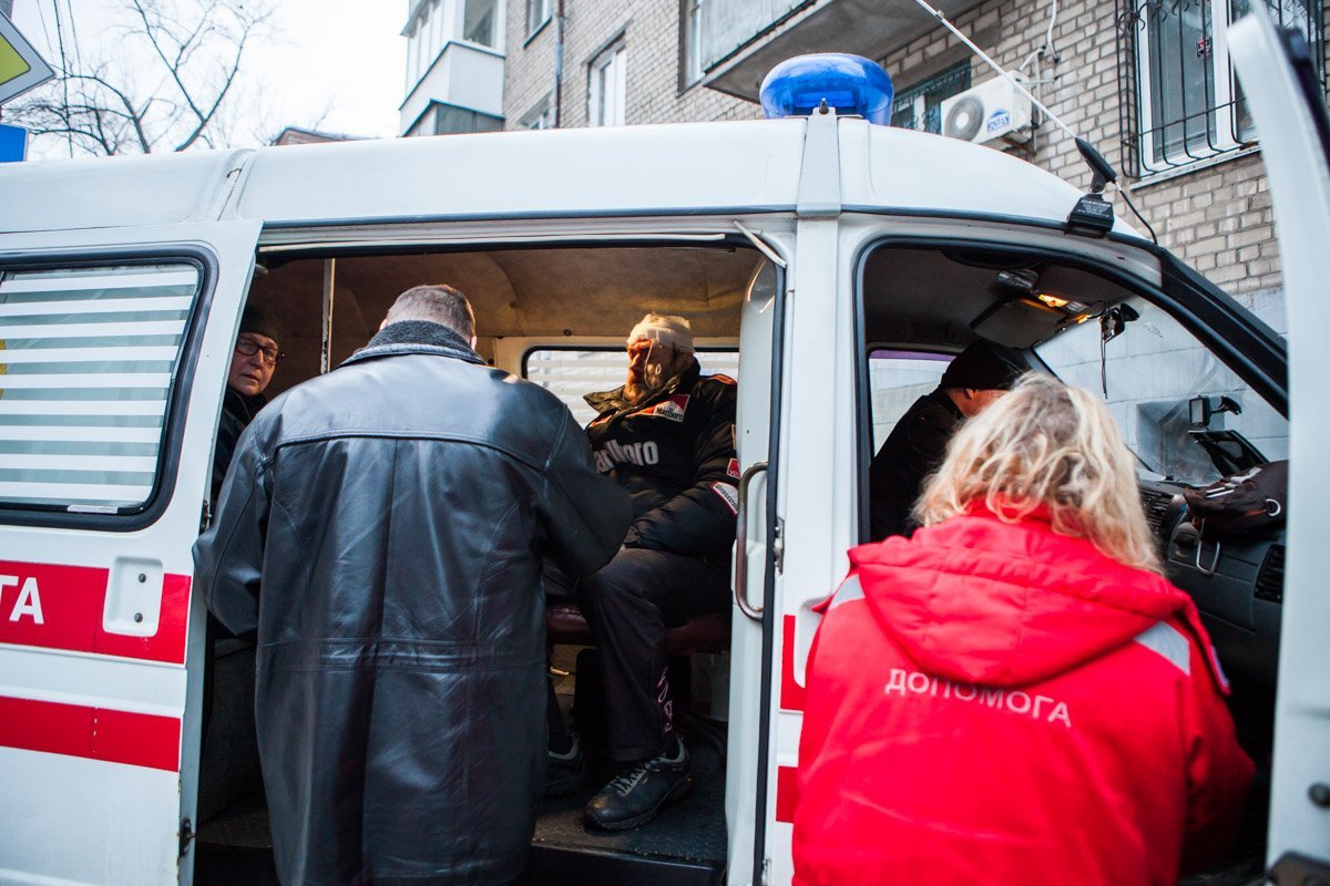 Мужчину, убиравшего тротуар, госпитализировали в 16-ю горбольницу