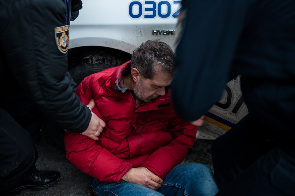 Патрульные пытались поставить мужчину на ноги, но безуспешно