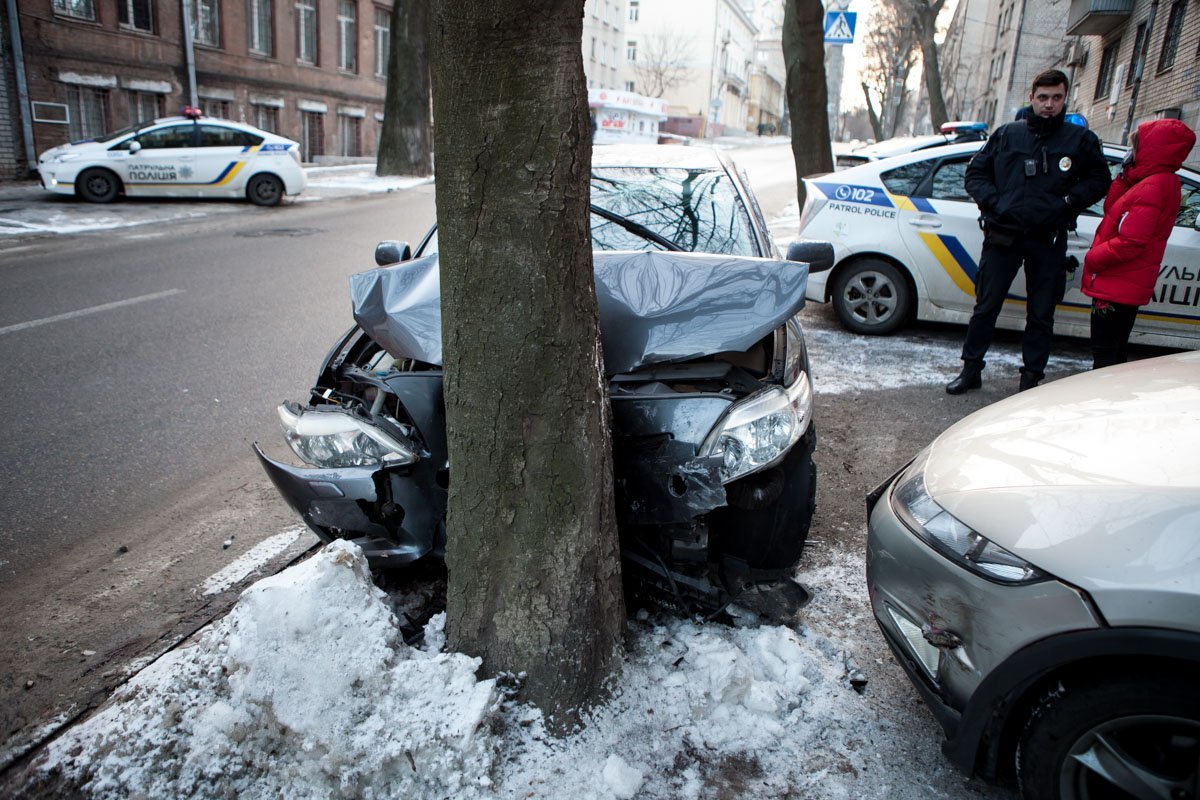 Водитель Toyota, скрываясь от полиции, влетел в дерево