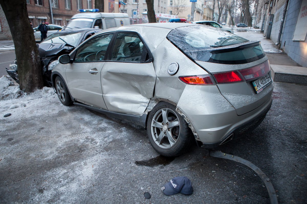 Скрываясь от патрульных, Toyota задела рядом припаркованный автомобиль