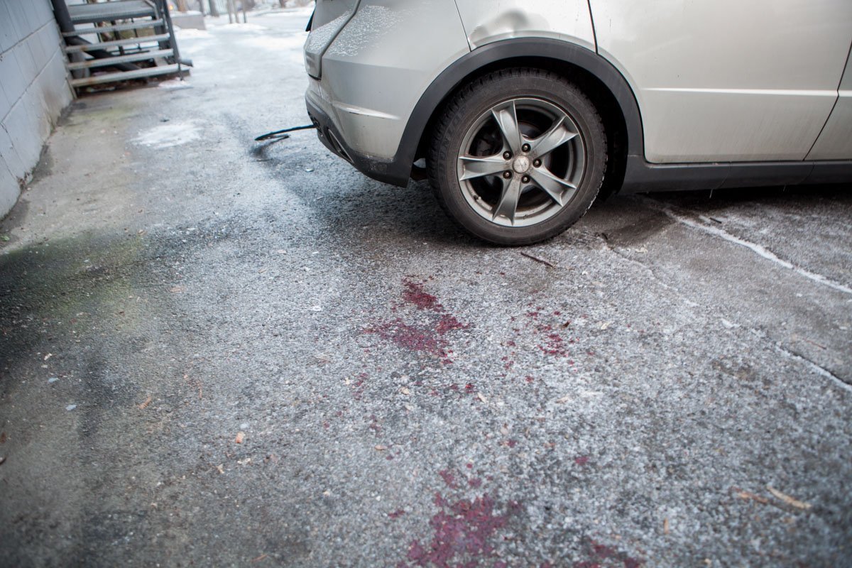 От удара автомобиль развернуло и вынесло на мужчину, подметавшего тротуар