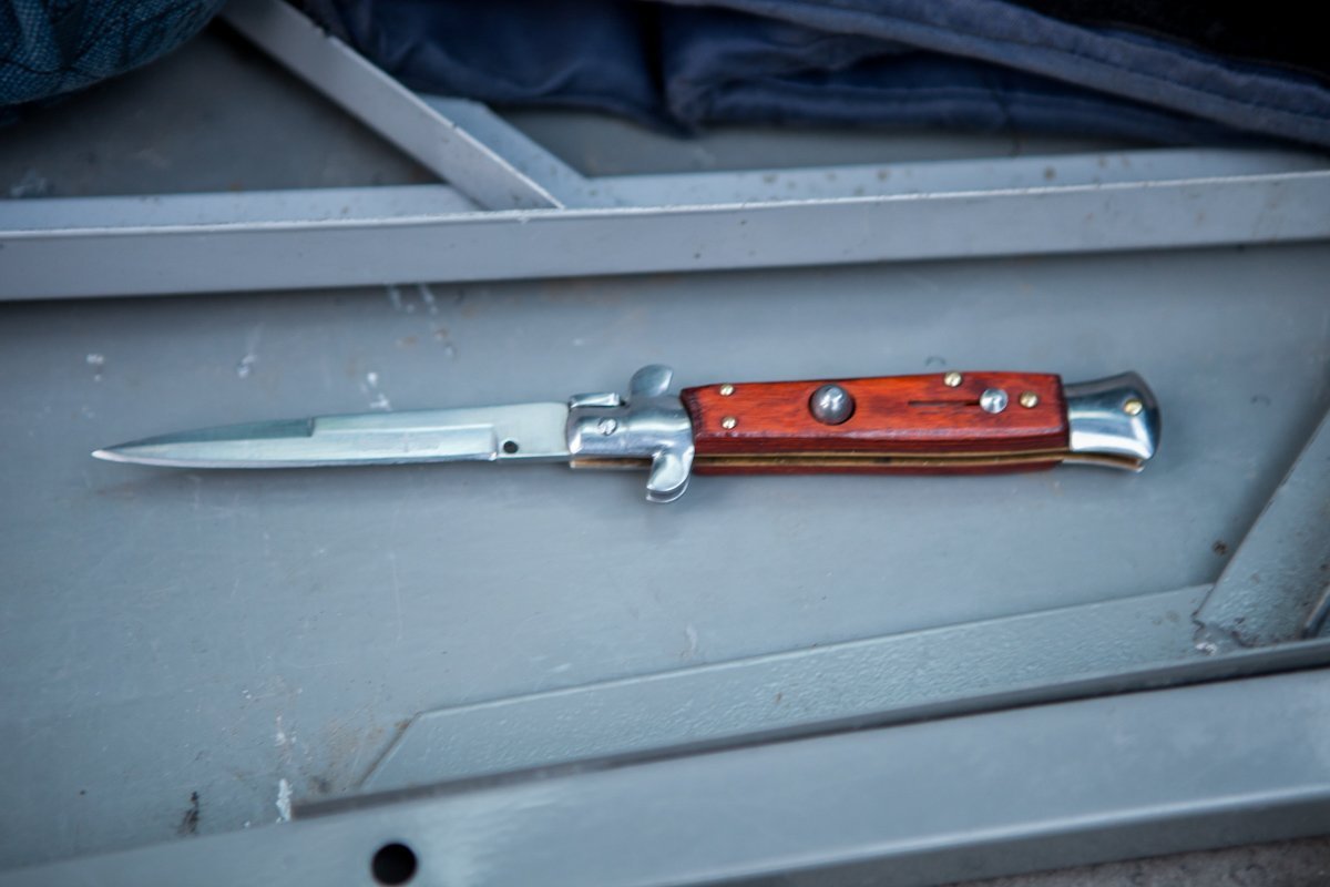 Придя в чувство, водитель Toyota пытался порезать себе горло ножом