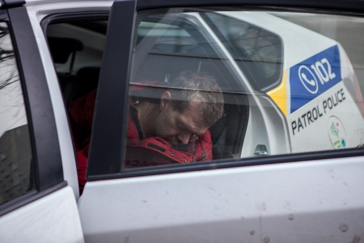 Патрульным все же удалось усадить правонарушителя в полицейский автомобиль