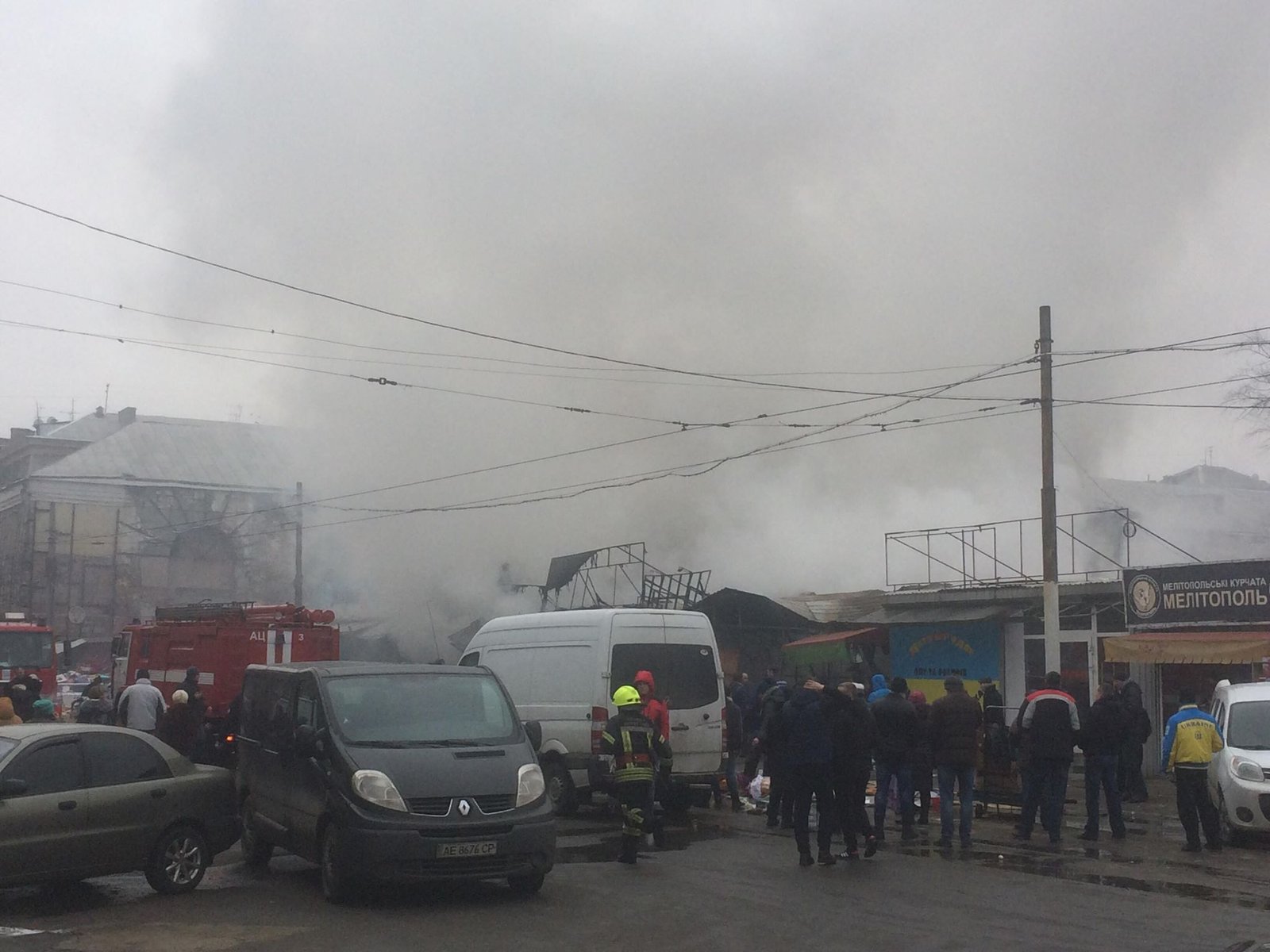 Сильный пожар в Днепре: горят магазины на улице Пастера 3