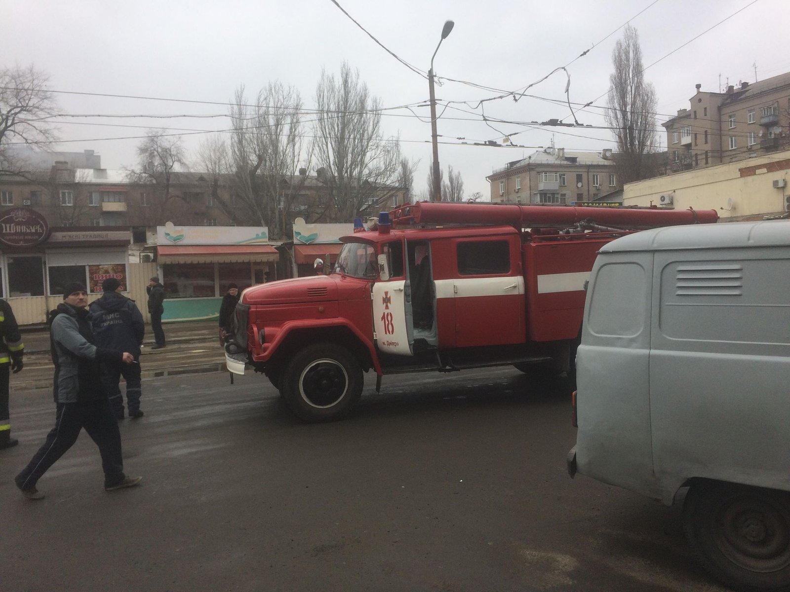 Сильный пожар в Днепре: горят магазины на улице Пастера 4