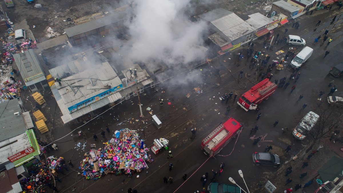 Пламя быстро перебросилось на соседние ларьки