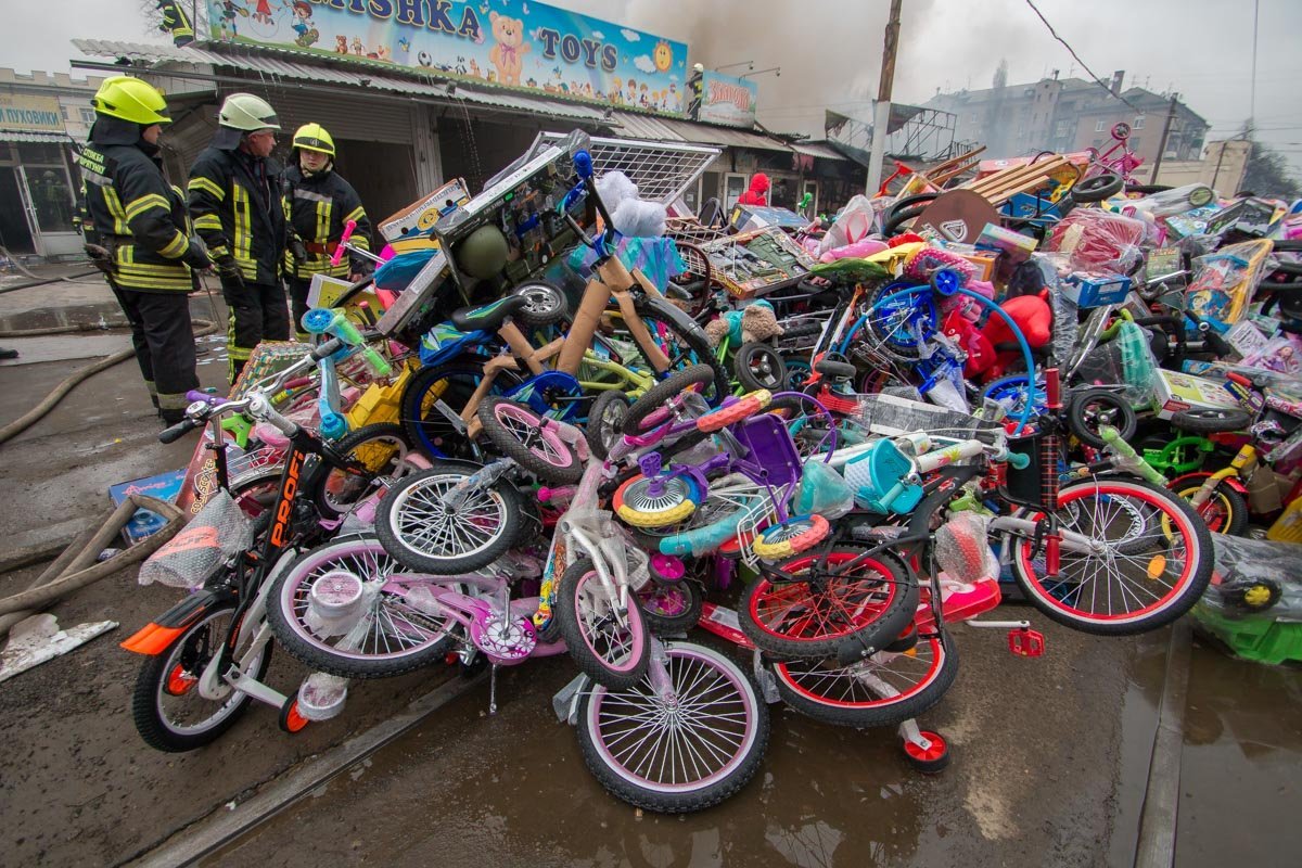 Чтобы спасти товар, его быстро вынесли из помещений 