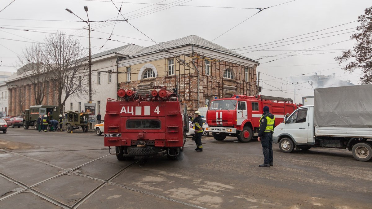 Правоохранители регулировали движение транспорта на перекрестке Дмитрия Яворницкого и улицы Пастера