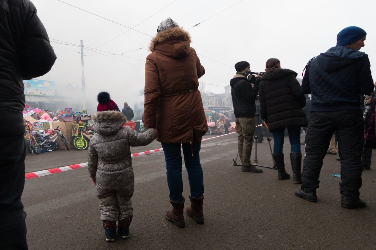 Возле места происшествия собрались сотни людей