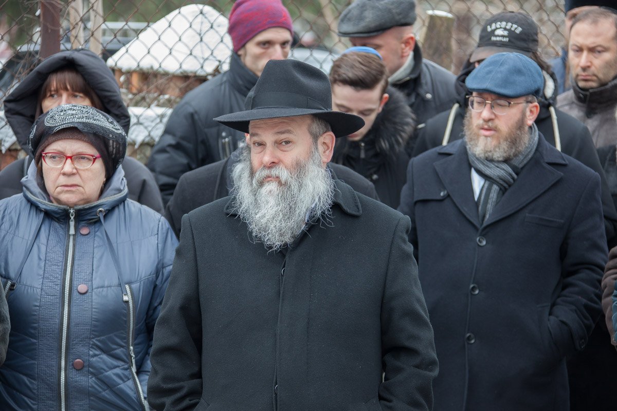  Глава Еврейской общины Шмуэль Каминецкий прочитал похоронную молитву