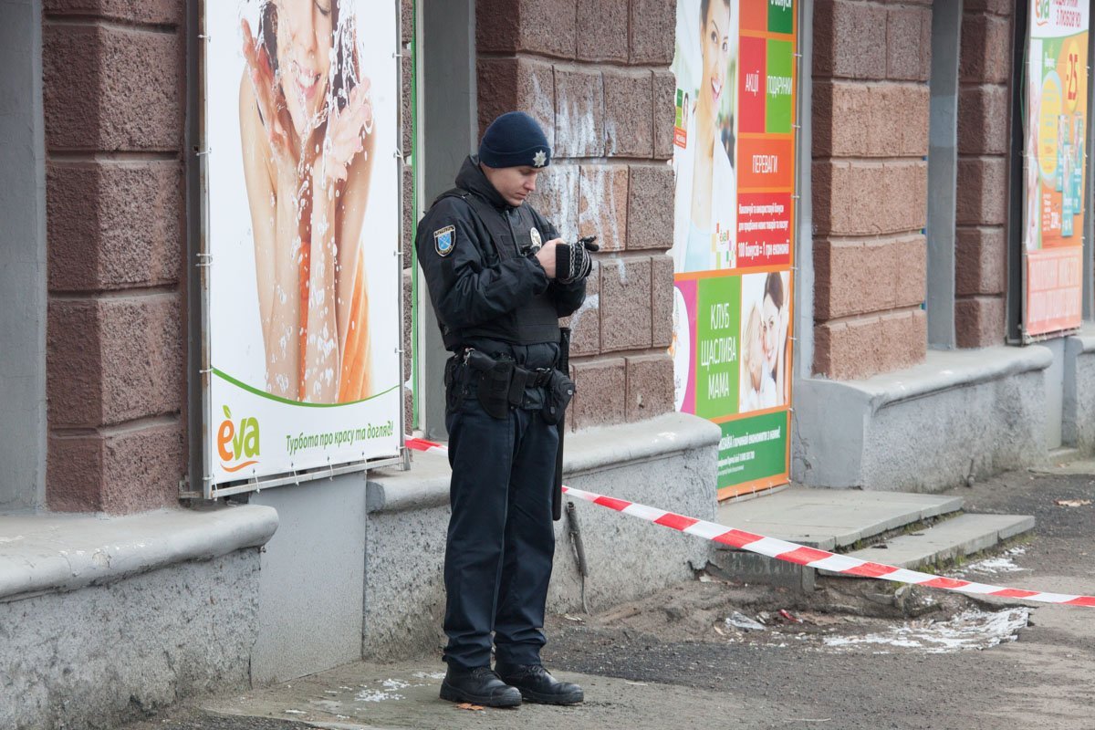 На место событий приехал патруль полиции, бригада ГСЧС и взрывотехники На место событий приехал патруль полиции, бригада ГСЧС и взрывотехники