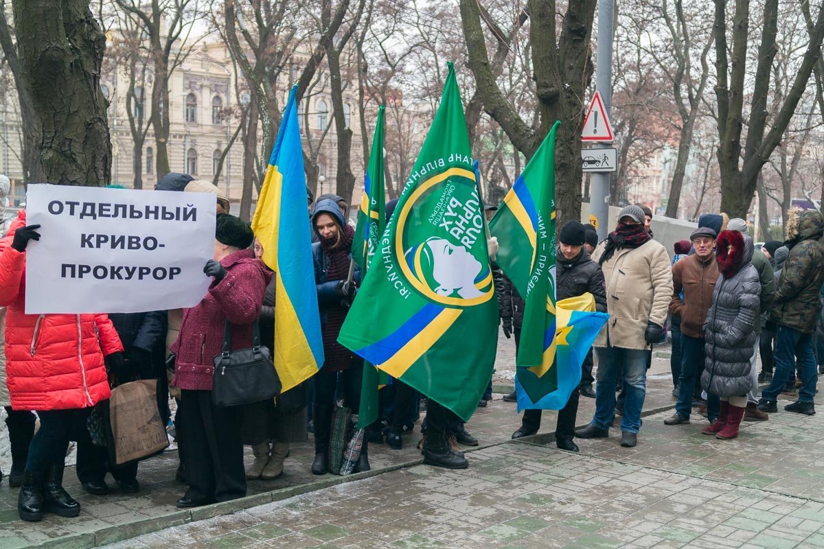 Под зданием прокуратуры собрались более 100 человек Под зданием прокуратуры собрались более 100 человек