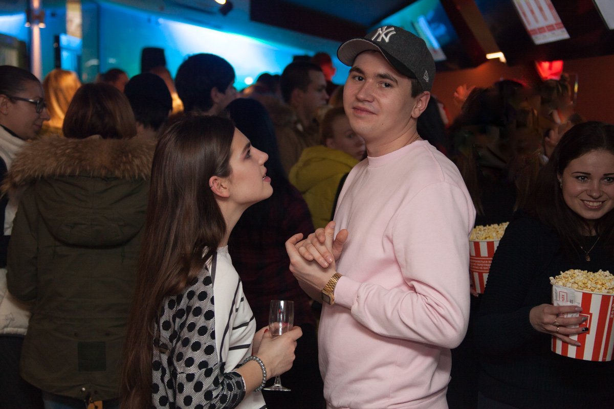 Когда девушка требует внимания, но тебя фотографируют