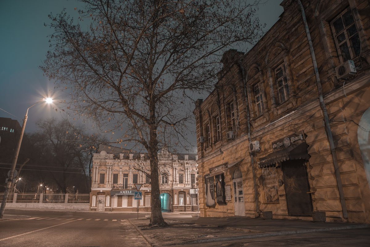 В ночное время на городских улицах чаще всего можно встретить только случайных прохожих и автомобили такси В ночное время на городских улицах чаще всего можно встретить только случайных прохожих и автомобили такси