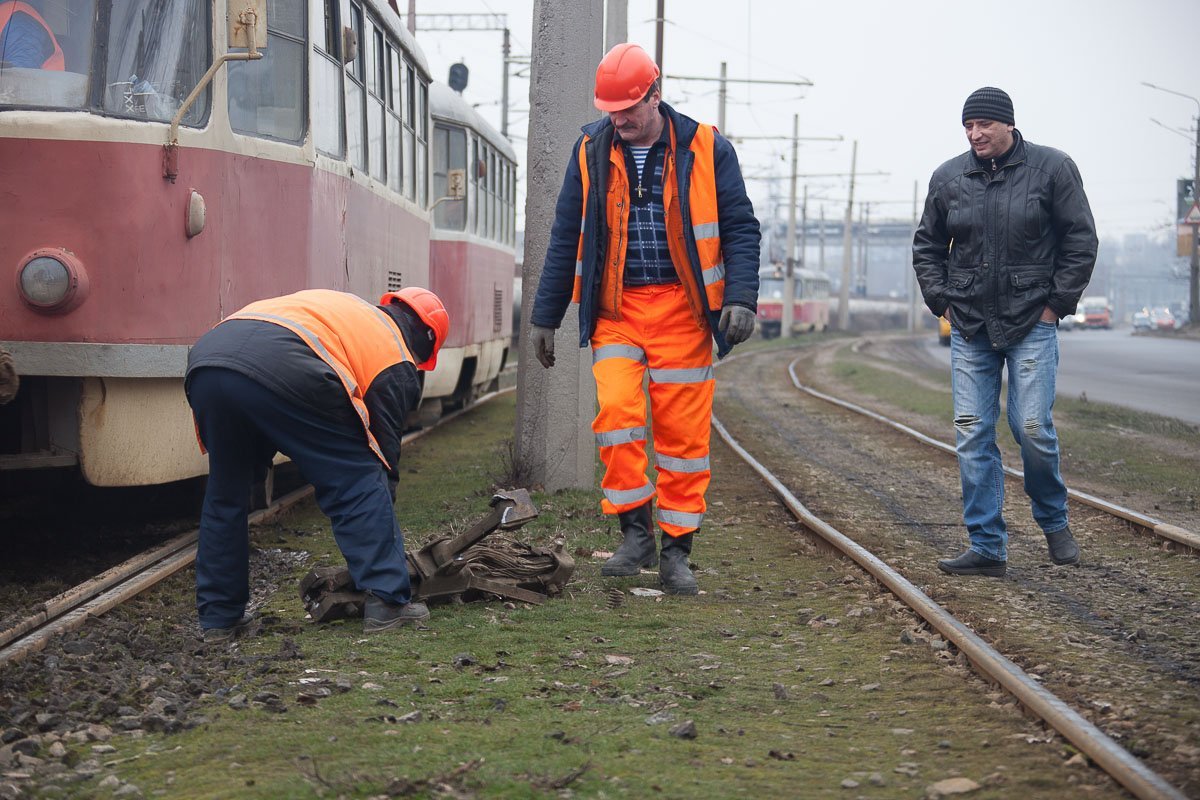 На месте уже работает бригада аварийной службы, проблему в скором времени устранят
