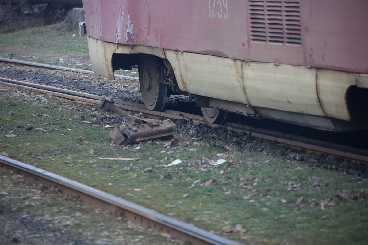 К моменту приезда журналистов на место, трамвай уже вернули на рельсы