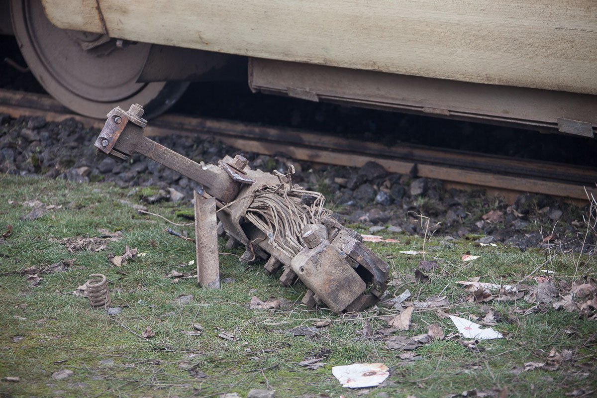 По словам вагоновожатой, сход колесной пары с рельс произошел в результате наезда на камень