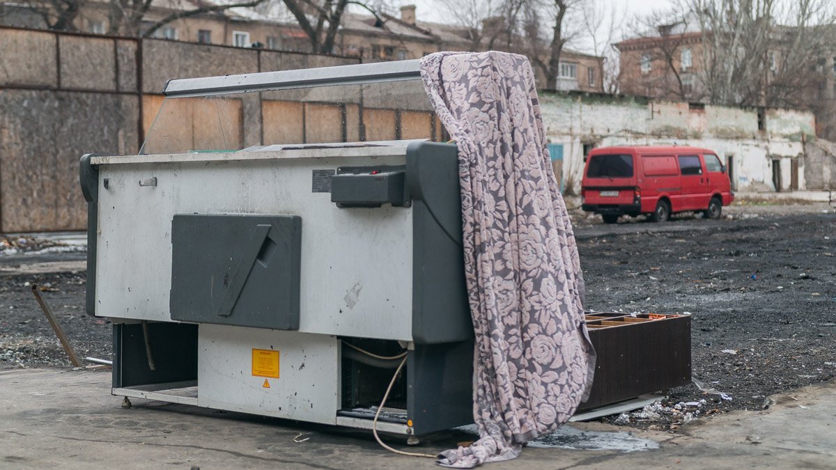 Оставленное на улице уцелевшее оборудование 