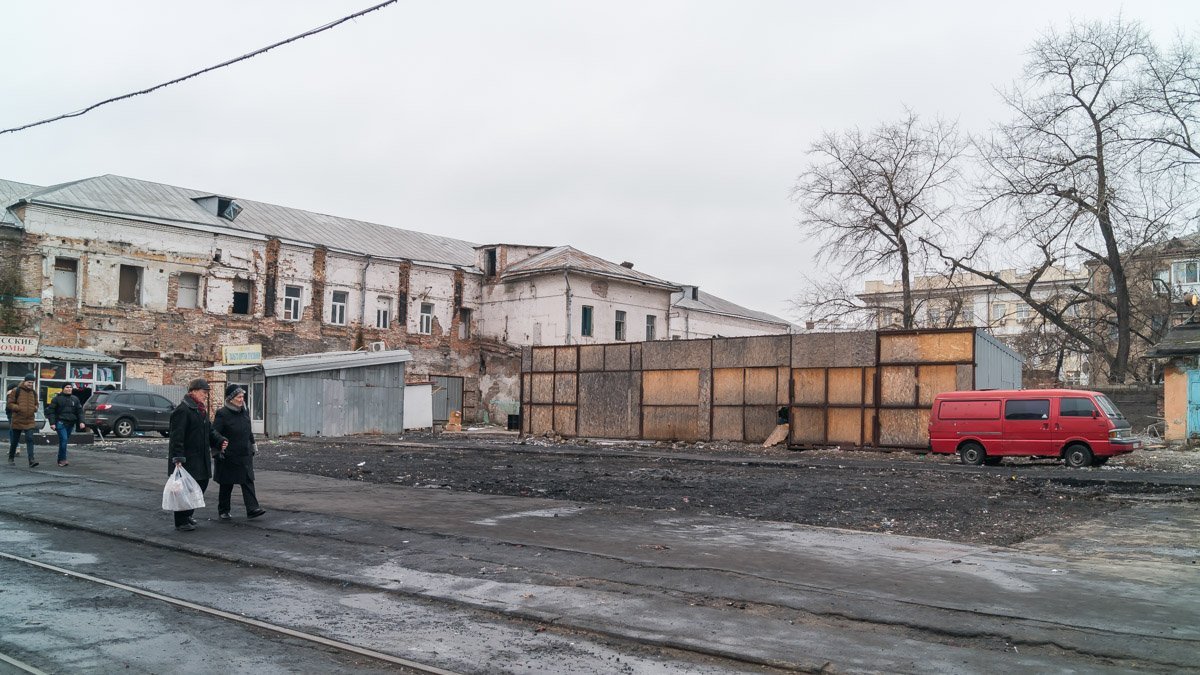 Опустевшая улица Пастера 