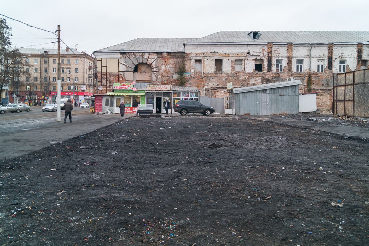 Ранее на этом месте стояли ларьки с детскими игрушками и продуктами питания 