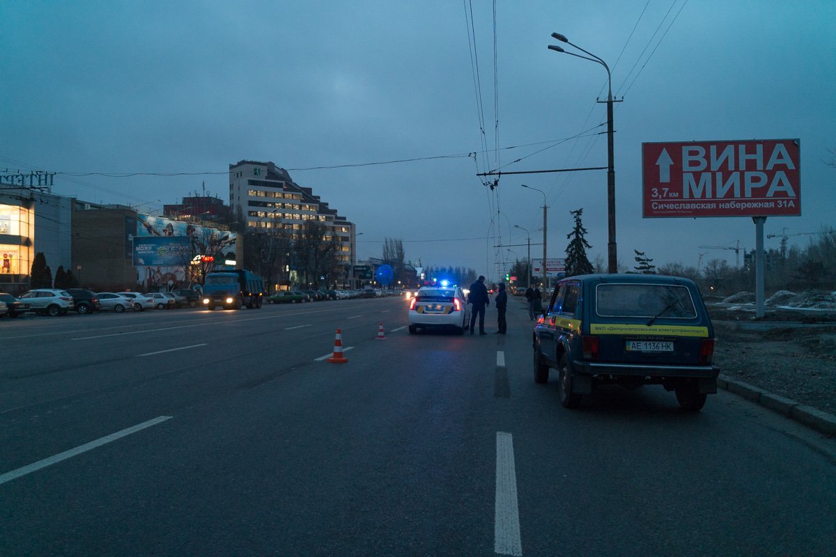 На месте работают сотрудники патрульной полиции и бригада аварийной службы