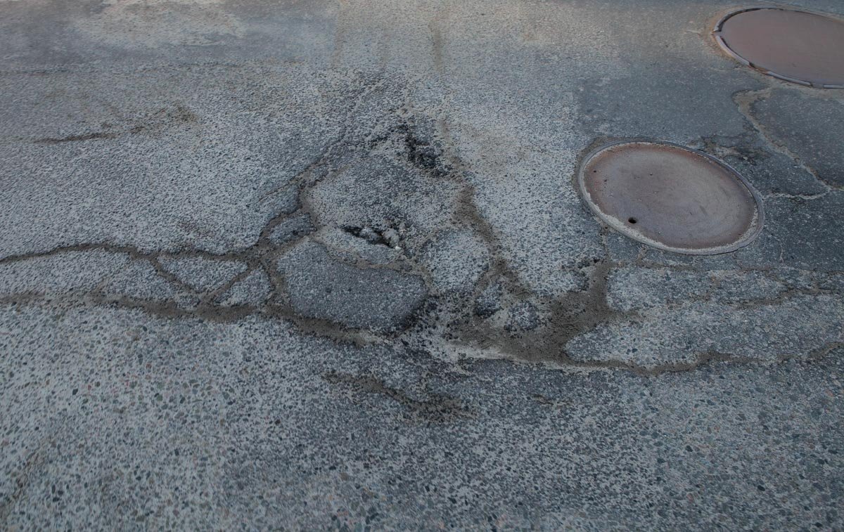 Трещины в асфальте 