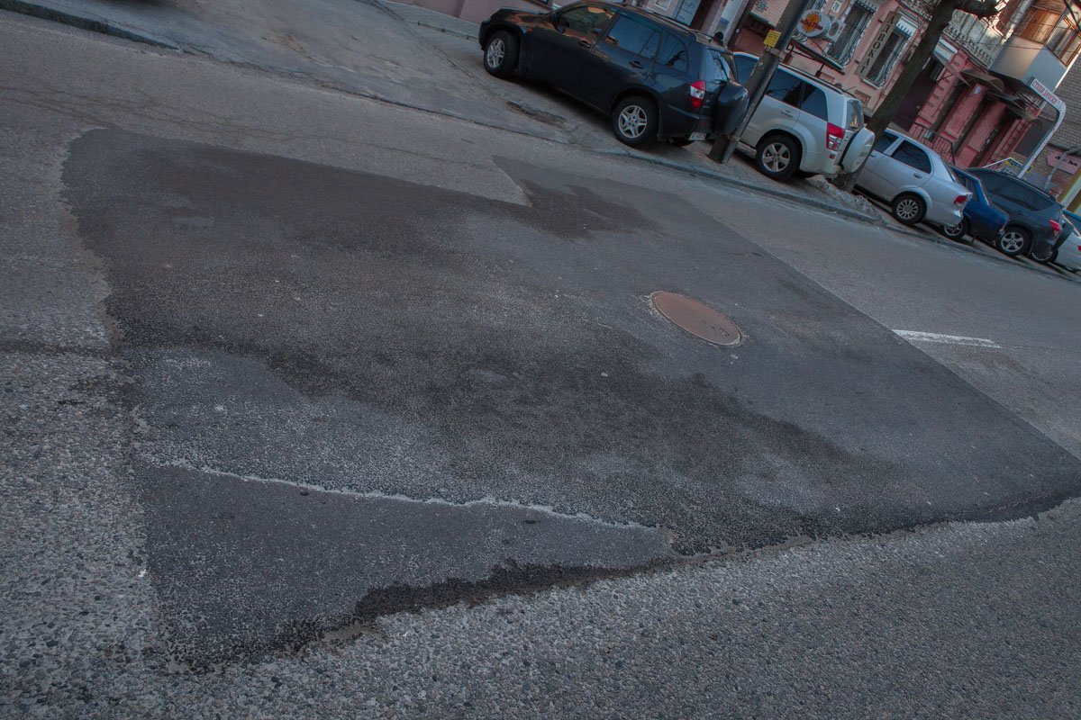 Некоторые старые ямы и недостатки дорожного покрытия залатаны