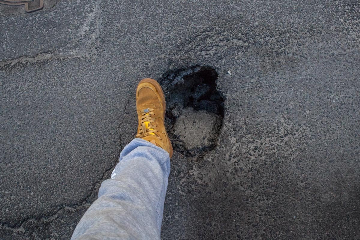 Кое-где на дороге остались глубокие опасные ямы