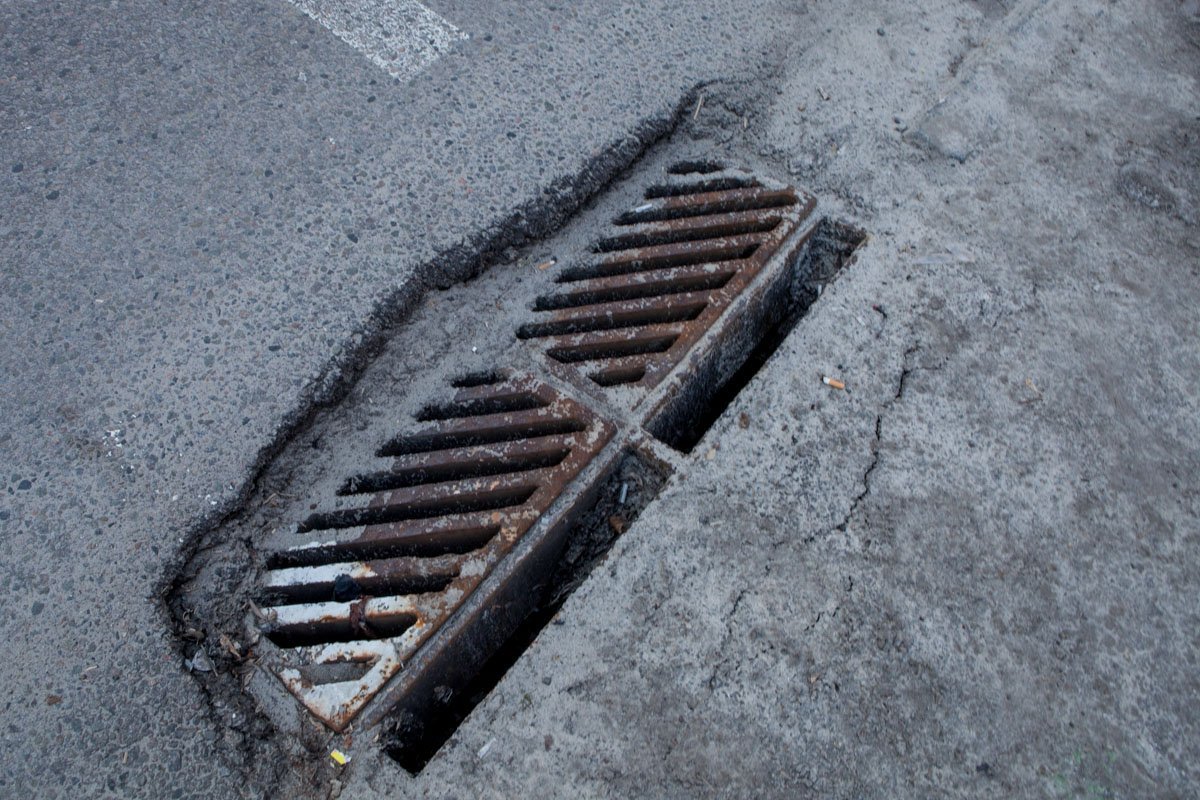 Ливневки "укатаны" в новый асфальт