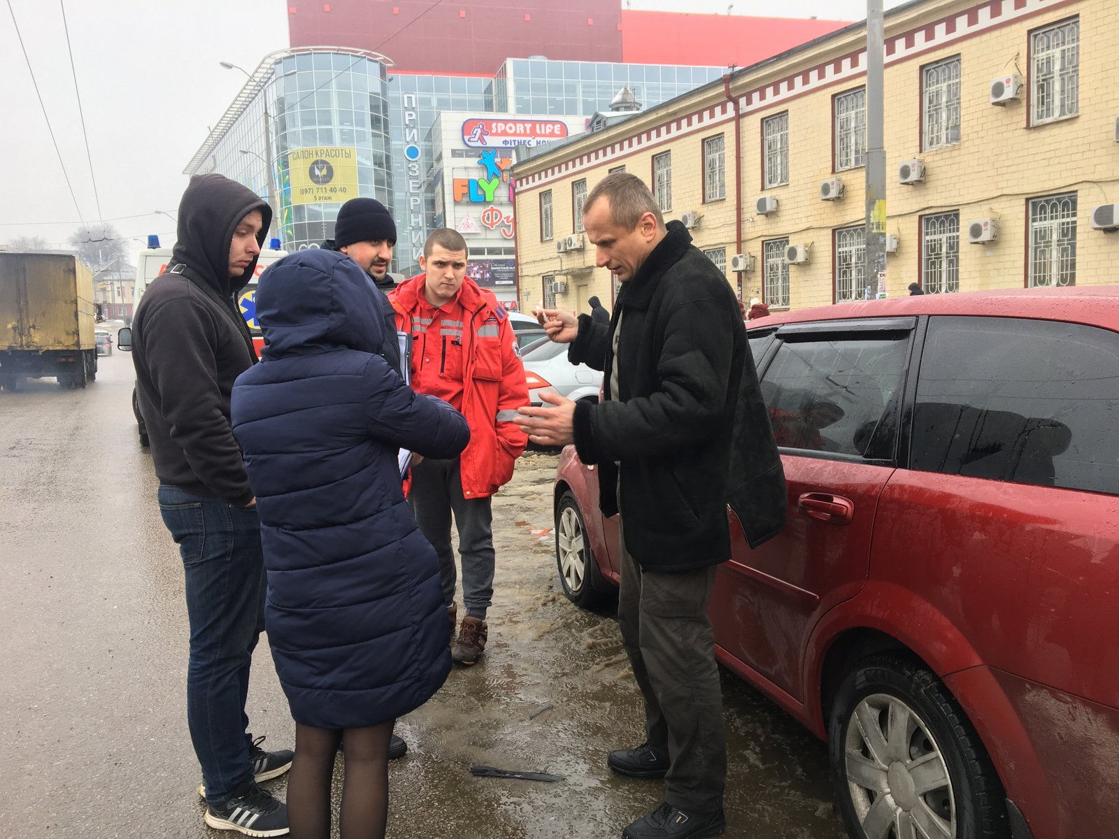 Причиной конфликта стала неправильная парковка автомобиля Chevrolet Причиной конфликта стала неправильная парковка автомобиля Chevrolet